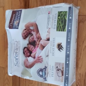 SafeRest Premium Mattress Protector Size Queen New in Package